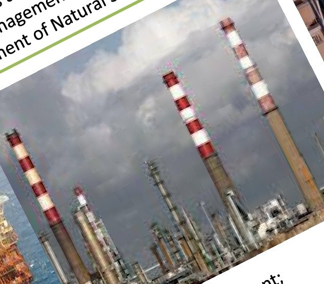 Instalação industrial com chaminés